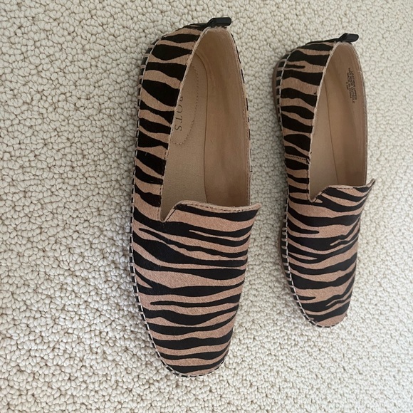 Talbots leopard print flats. - Picture 5 of 6